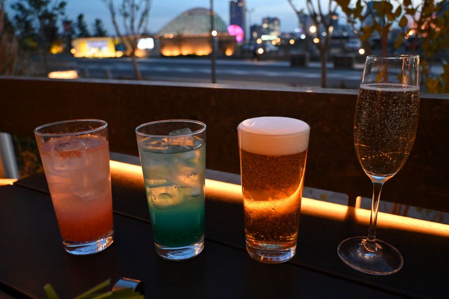 120分の飲み放題ドリンクはビール、スパークリングワインなど40種以上。サワーやノンアルで楽しめる「ブルーレモネード」「ピンクグレープフルーツ」など映える1杯も、「TOOTH TOOTH MART FOOD HALL&NIGHT FES」