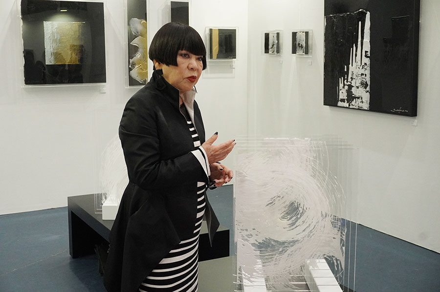 ファッションデザイナー・コシノジュンコ。彫刻を面にしたような作品が展示・販売されている