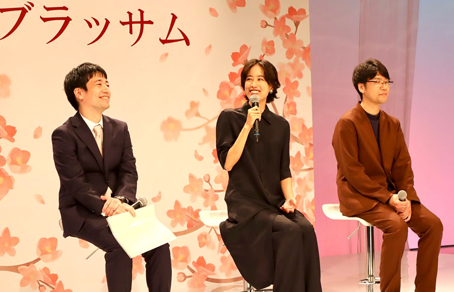 連続テレビ小説『ブラッサム』の制作発表の様子。左から制作統括の村山峻平、主演の石橋静河、脚本の櫻井剛(5月29日・NHK大阪放送局)