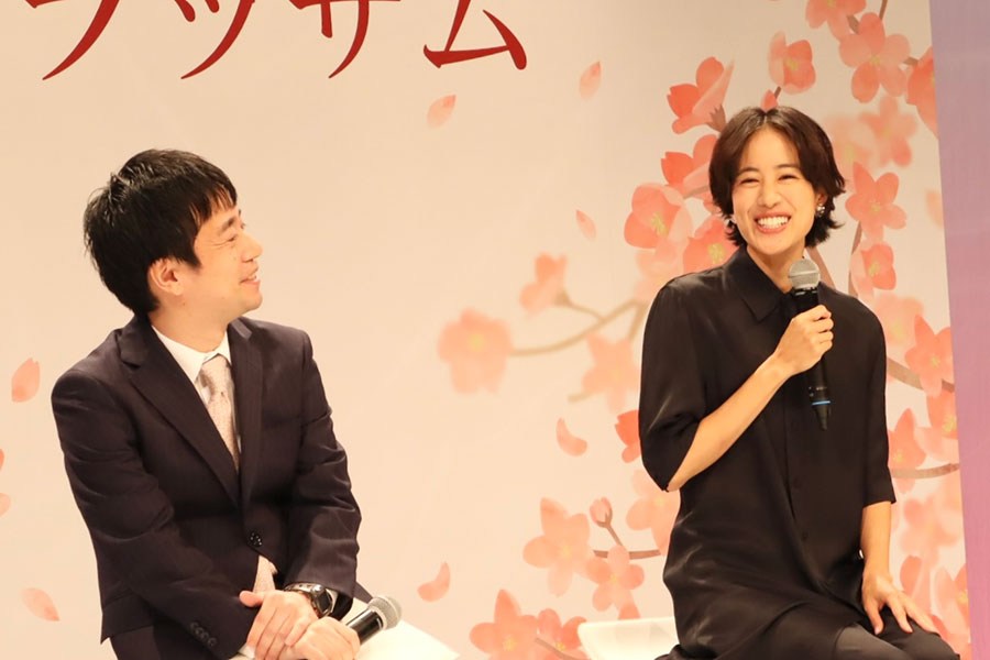 連続テレビ小説『ブラッサム』の制作発表の様子。左から制作統括の村山峻平、主演の石橋静河(5月29日・NHK大阪放送局)
