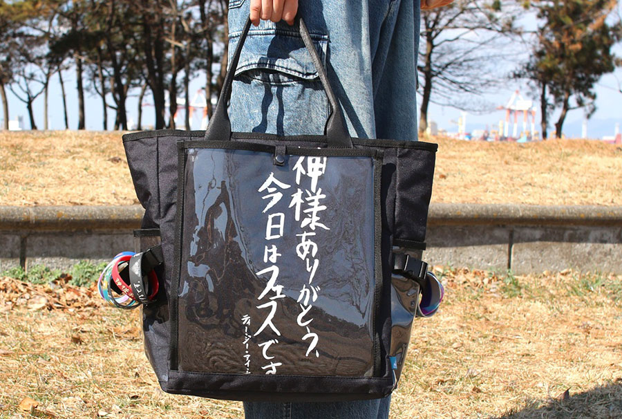 「推し活トート」(6490円)。リュックと同じく、サイドベルトにはラバーバンドやリストバンド、上部にはマスコットやキャップなどが装着できる