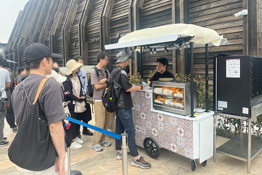 キャプション:缶ビールは品切れている時もあるよう。入荷時間を聞くと教えてくれる(5月18日撮影)