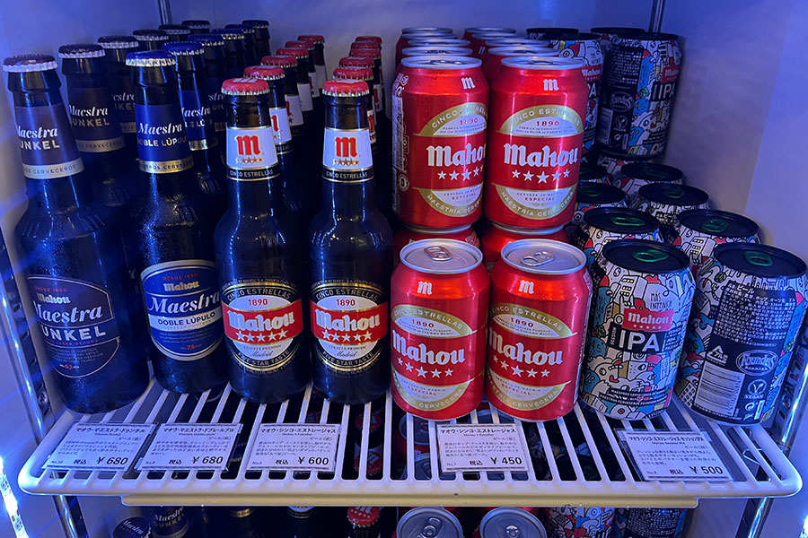この上段にはスパークリングウォーター、下段にもビールが豊富に詰まっており、在庫は豊富(5月18日撮影)