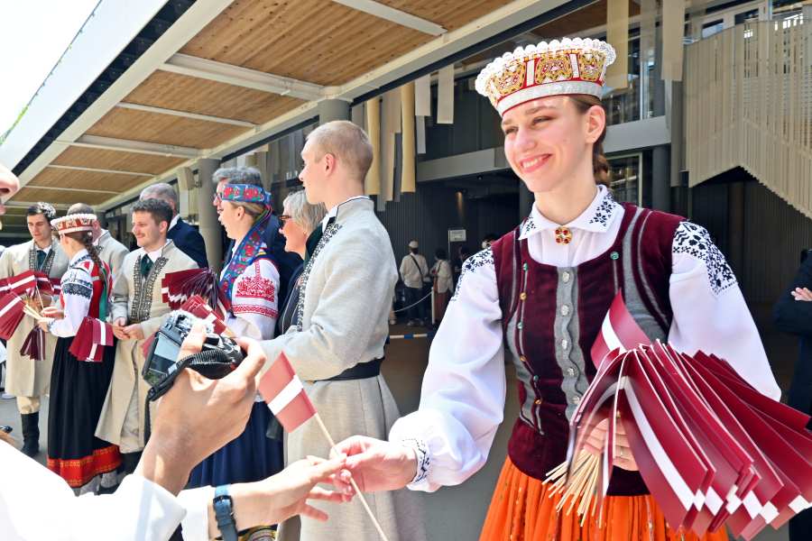 ラトビアのナショナルデーを祝う式典の入場者に国旗の旗が配られた(撮影5月20日:大阪・関西万博)