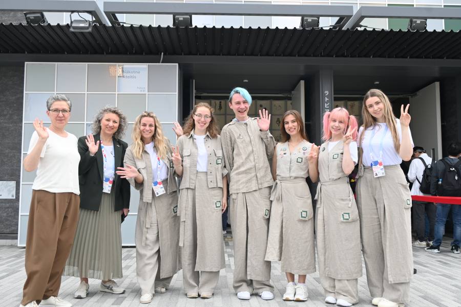 ラトビア、リトアニアポーズで撮影。いつもはリネンを使ったナチュラルな制服で働くスタッフたち(撮影4月22日、大阪・関西万博)