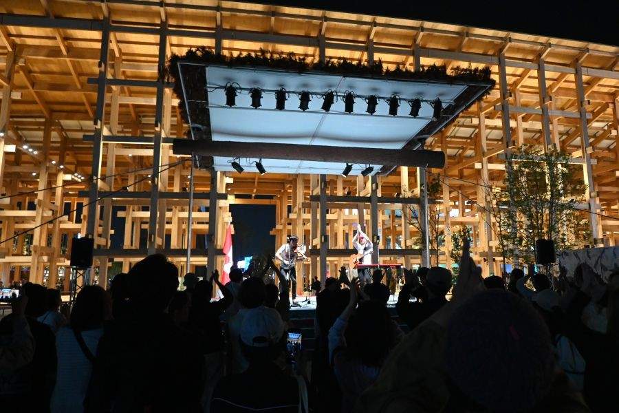をベースにダンスミュージックに昇華したパフォーマンスを展開したThe East Pointersのステージも大盛況(撮影5月14日:大阪・関西万博)