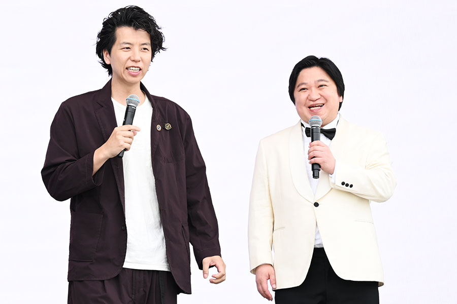 左からステージに登壇したニッポンの社長・辻、ケツ(5/27・大阪市内)