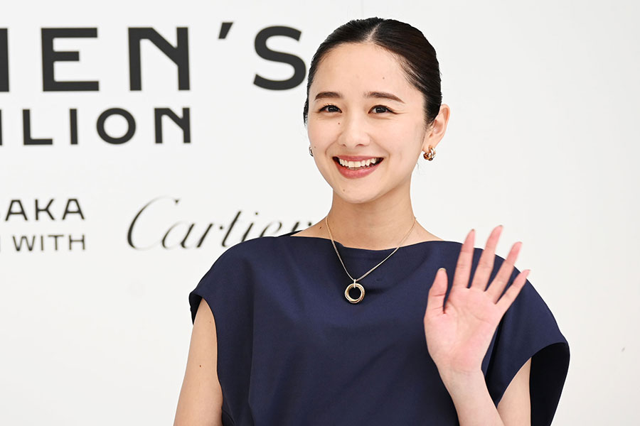 フォトコールに登壇した堀田真由(5/21・大阪市内)