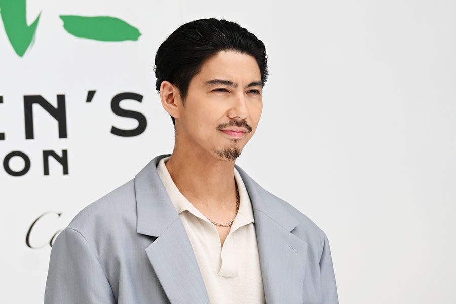 フォトコールに登壇した賀来賢人(5/21・大阪市内)