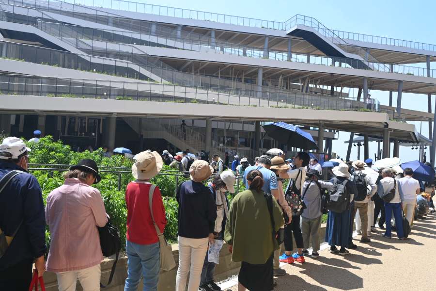 式典会場前には長い列が(撮影5月14日:大阪・関西万博)