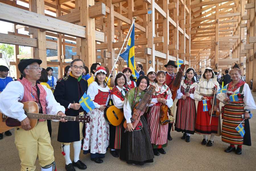 スウェーデンの伝統衣装をまとったパレードは、さわやかな演奏で大屋根リング沿いを練り歩き(撮影5月14日:大阪・関西万博)