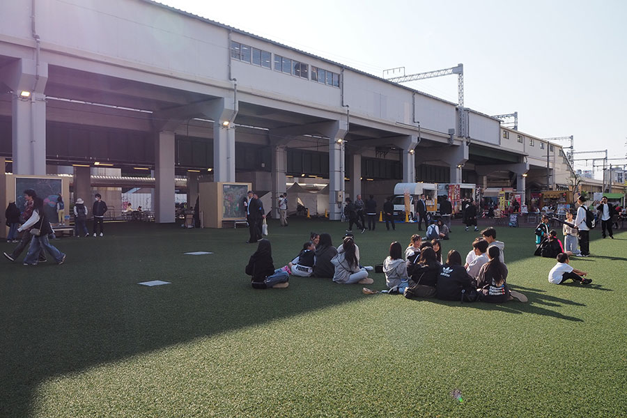 芝生でくつろいだり、参加型チョークアートを楽しめる『駅スポ べんてんフェス』