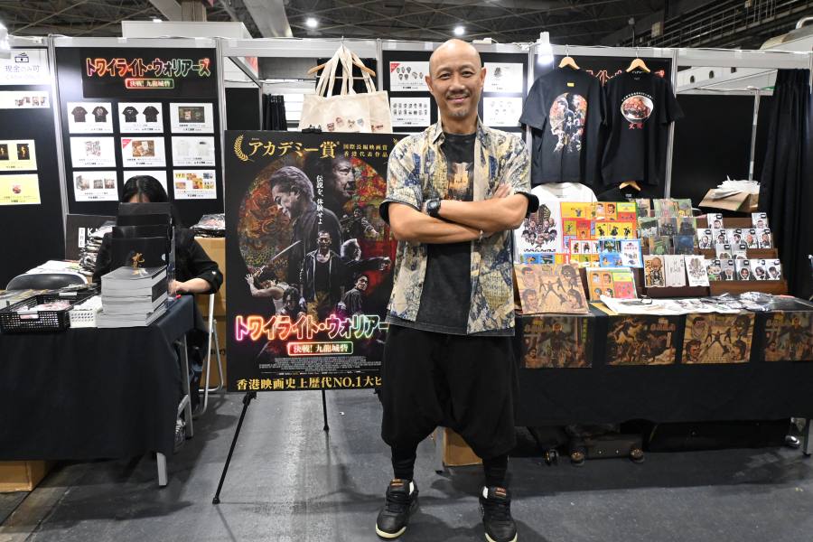 朝イチにブース設営を頑張るジョセフ・ラウさんを発見(5月2日・大阪市内)