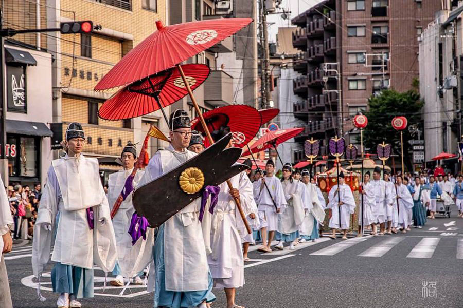 命より大切な神宝を持ち、神輿を先導します(提供:宮本組、撮影:安田格)