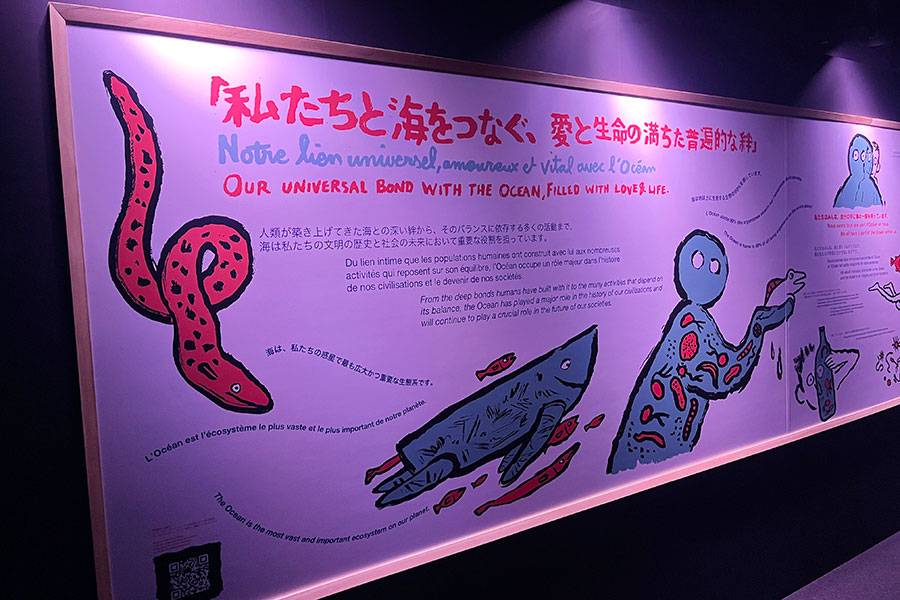 『大阪海獣』より、入口部分には約15mにわたる壁画が(5月19日・万博撮影)
