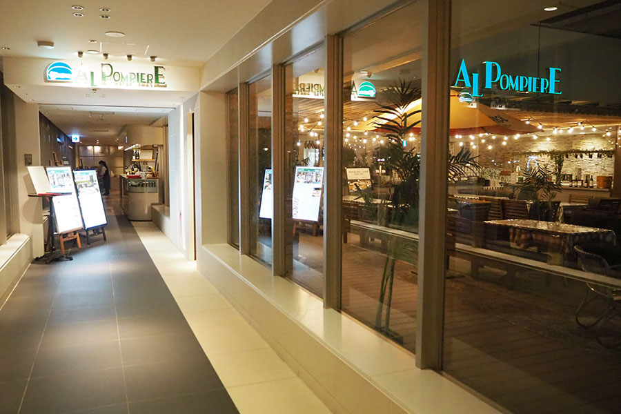 「トラットリア アル ポンピエーレ」ビアガーデンは雨天の場合、店内でも楽しめる(雨の日対応プランの予約者が優先)