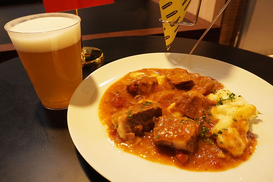 樽生ベルギービール(770円)とベルギーの家庭料理「牛肉のビール煮込み」(1600円)。やわらかくなるまでビールでじっくり煮込まれた牛肉とビールのソースはやさしい味わいで、もちろんビールとも相性抜群