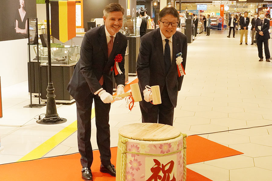 左から、駐日ベルギー王国大使のアントワン・エヴラー氏と近鉄百貨店 取締役会長・秋田拓士氏