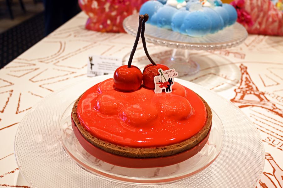 「大きなチェリーケーキ食べちゃえ」(ヒルトン大阪)