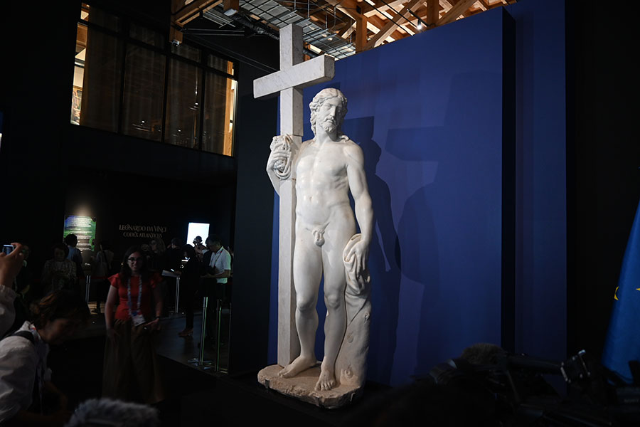 「イタリアパビリオン」でお披露目されたミケランジェロ作「キリストの復活」(18日/大阪・関西万博)