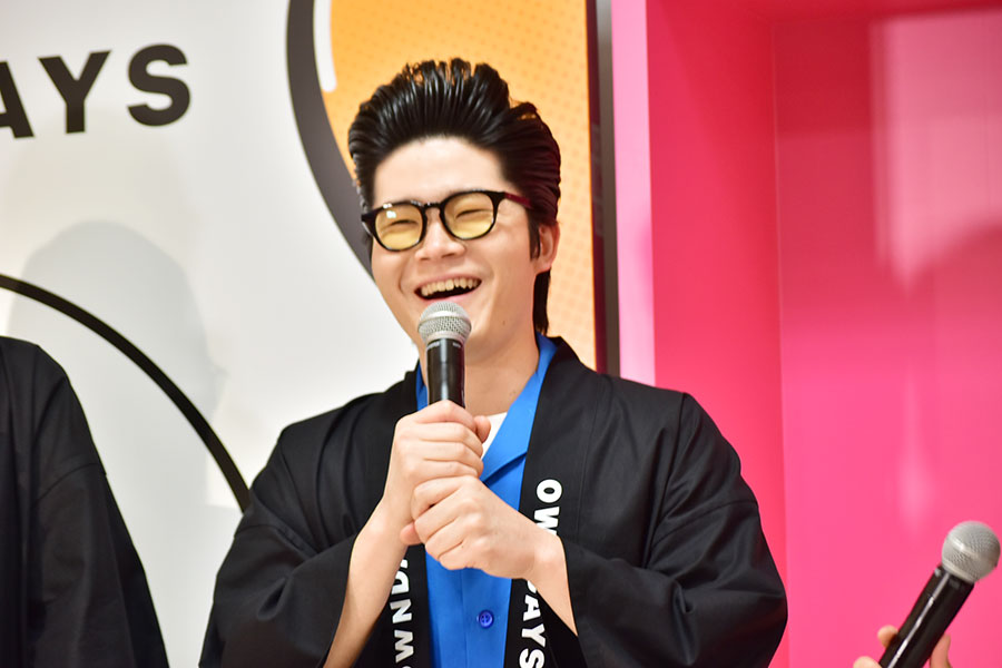 グラスを着用してグランピングに行きたいと語るゆうじろー(5月15日・大阪市内)