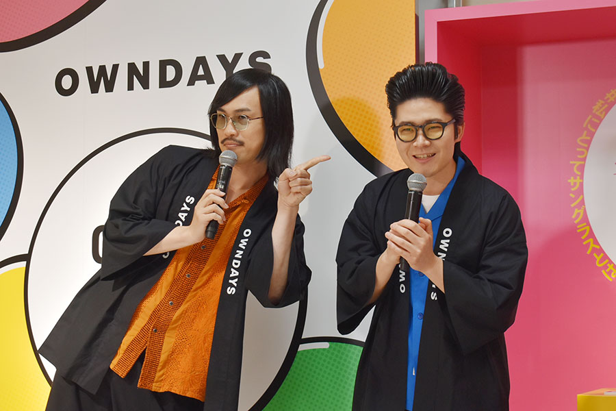 お互いのグラスを褒め合うジョックロック(5月15日・大阪市内)