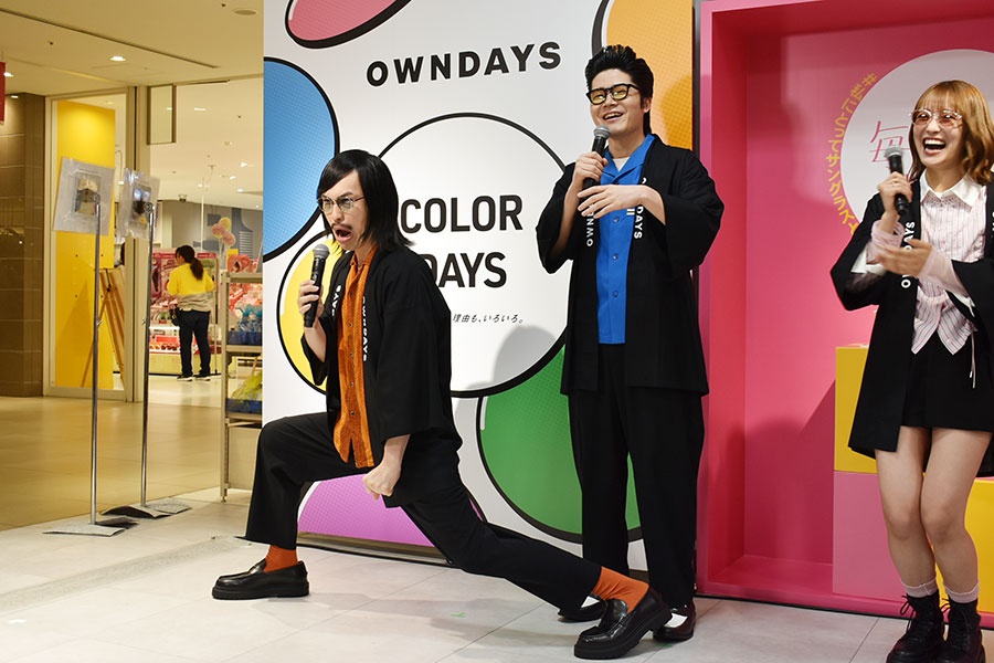 お馴染みポーズとともに「俺たちがOWNDAYS1日店長だーッ!売り上げ目標達成するぞー!」という気合い十分に叫ぶ福本(5月15日・大阪市内)