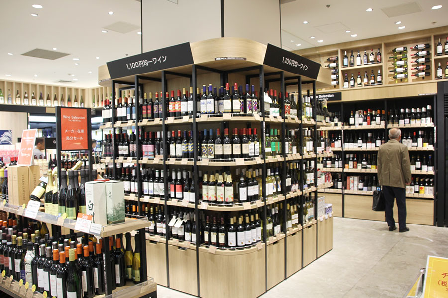 売場中央にある「1100円均一コーナ」。どれを買ったらいいかわからない…なんてときは「お気軽にお声がけください!」とのこと