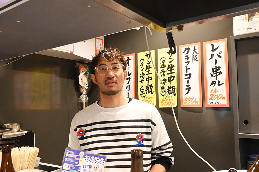 「瓶ビール研究所 立呑み きんなま」の店主・長瀬雄一郎さん
