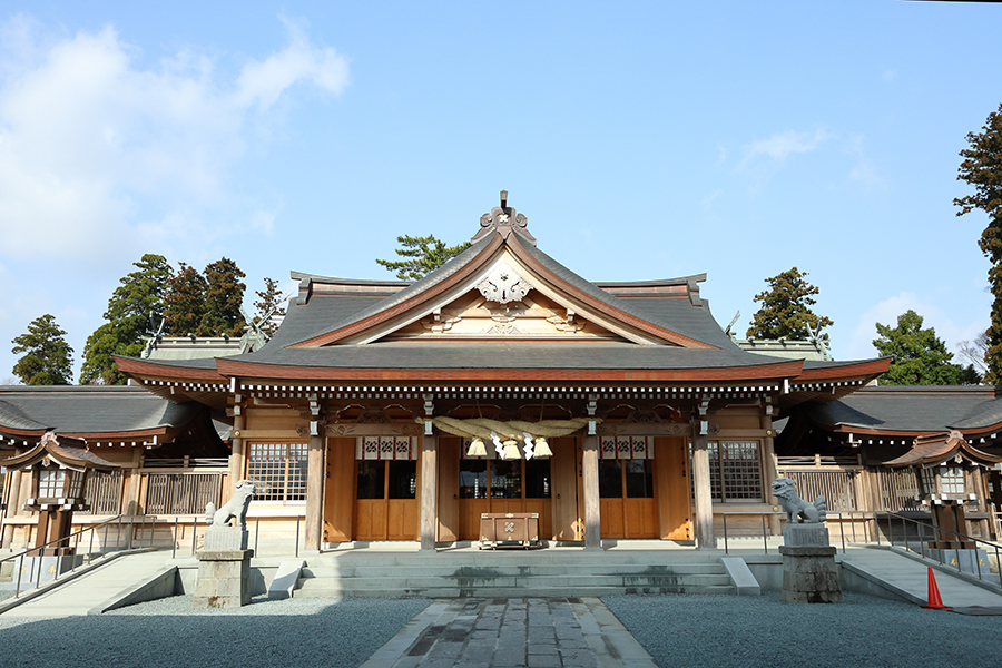 周辺地域の木材を中心に再建された拝殿