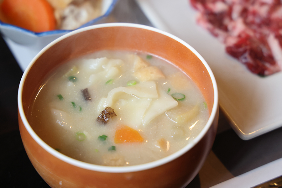 小麦粉を水で練った団子を入れた郷土料理「だご汁」