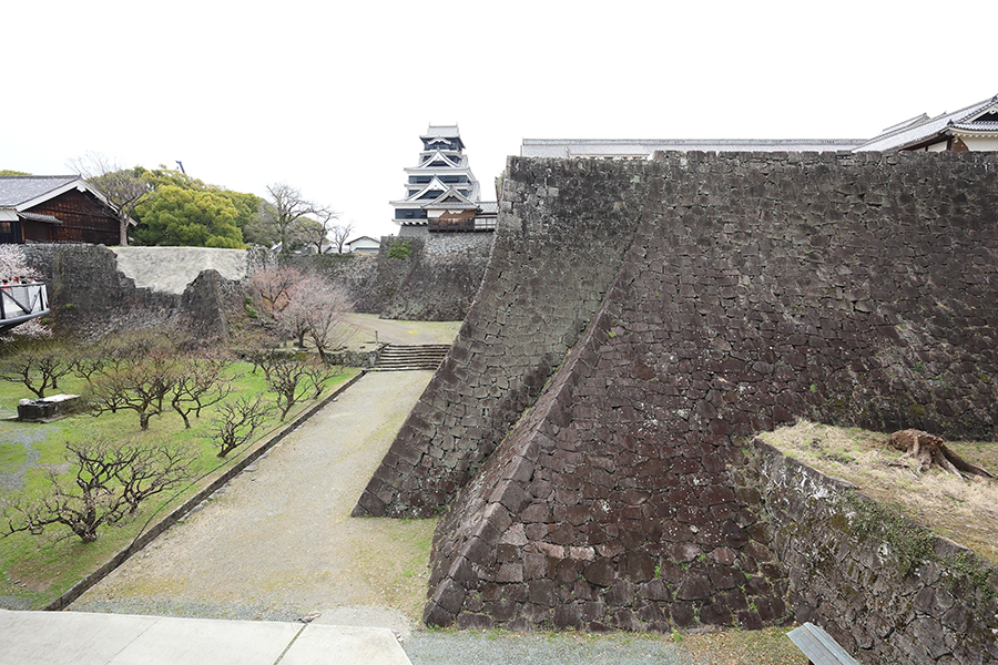 築城当時のままの姿で残る石垣・通称「武者返し」