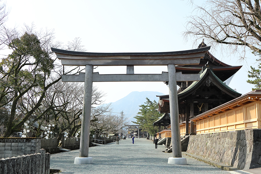 神社に対して平行に延びる珍しい横参道