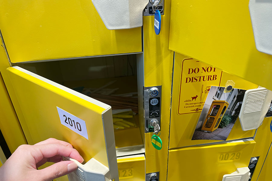 「梅田ロフト」でおこなわれているアーカイブ展より、ロッカーのなかにはその年にちなんだものが!
