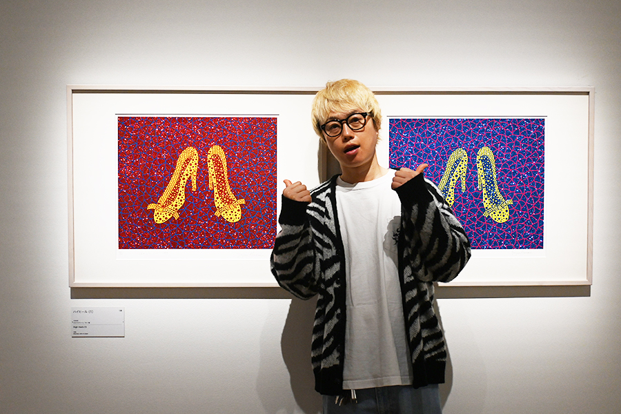 ラメでキラキラなシルクスクリーン作品。この煌めきは写真では伝わらないので会場で! 左から《ハイヒール(1)》、《ハイヒール(4)》 1999年 シルクスクリーン、ラメ/紙