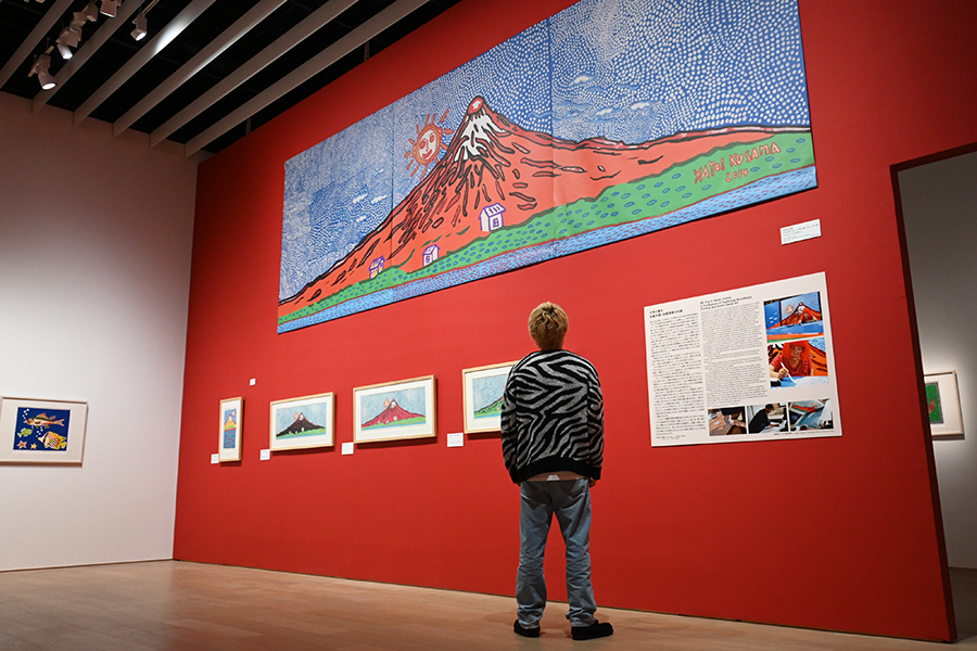 富士山を描いた実物大サイズのパネル。この水玉ひとつずつを刷師が版をつくるために彫っているのがすごい!! 色によって印象が異なるので見比べてみて