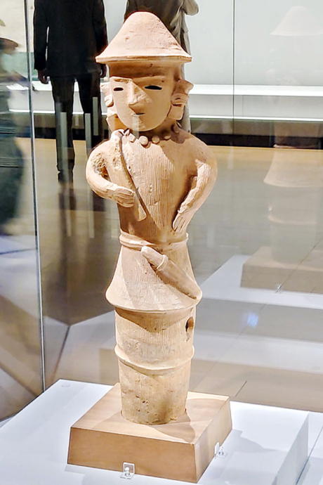 重要美術品 埴輪 鍬を担ぐ男子 伝群馬県太田市脇屋町出土 古墳時代 6世紀 京都国立博物館所蔵