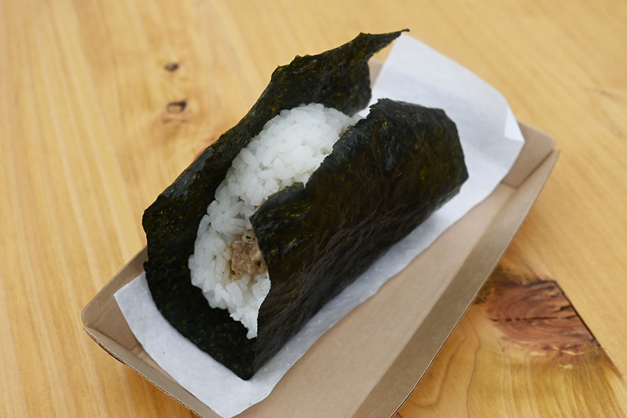 日本の伝統料理であるおにぎりとオランダの伝統食である「ヒュッツポット」や「ビターバレン」を組み合わせたおにぎり(各650円)