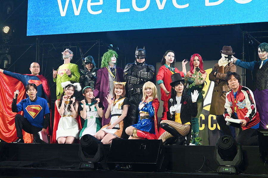 『大阪コミコン2025』の映画『スーパーマン』公開記念ステージにて、NMB48やDCコスプレイヤー、中丸雄一(5月2日・大阪市内)