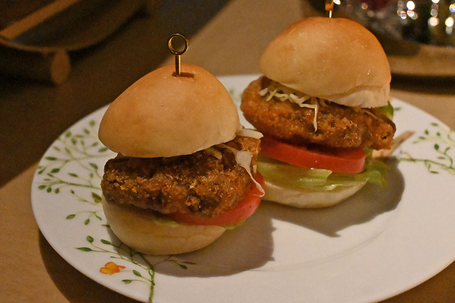 肉の旨みを感じられるミンチカツサンドは、ミニサイズとは思えないほどの大きさ