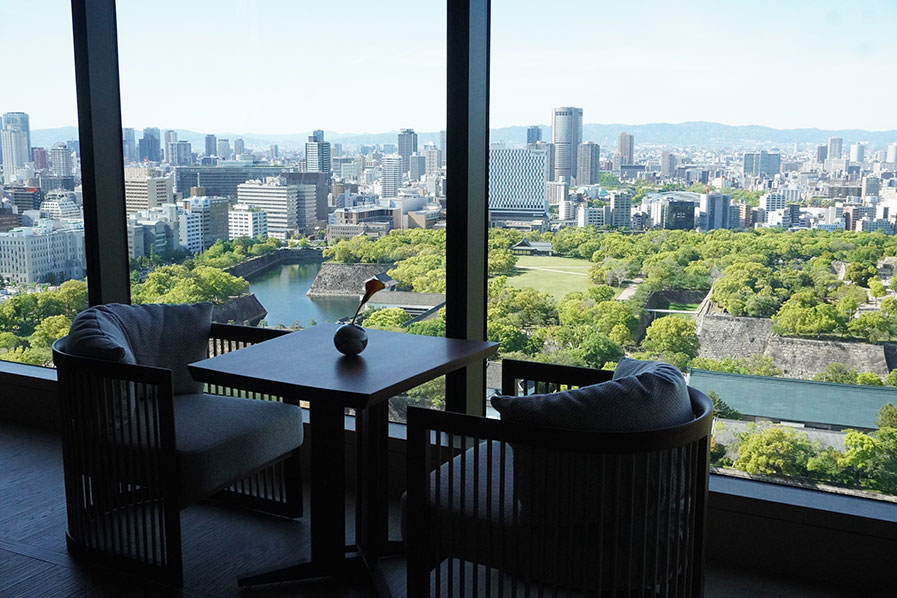 ホテルからの絶景、目前には大阪城ビュー(19階「にじり」より)