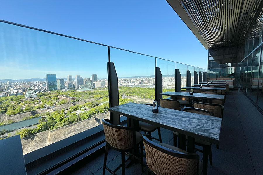 「パティーナ大阪」20Fのバー&ラウンジ「SONATA BAR & LOUNGE」には絶景バルコニー席も