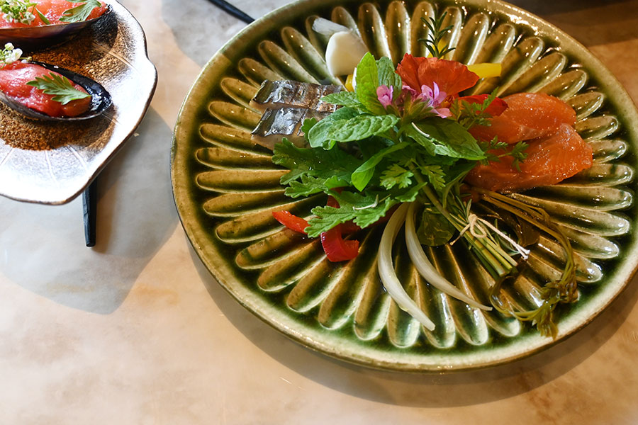 アフタヌーンティーには珍しく、野菜をふんだんに使った自家製ピクルスなどがセイボリーにお目見え。摘みたてのハーブとともに食べる