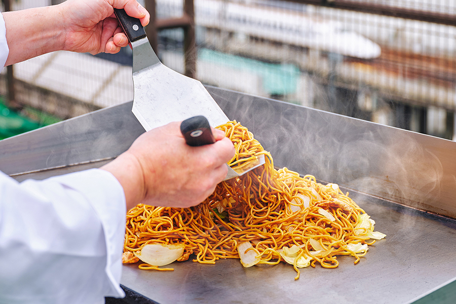 都ホテル 京都八条「スカイビアガーデン」のメニューに「ペヤング監修 焼きそば」が登場
