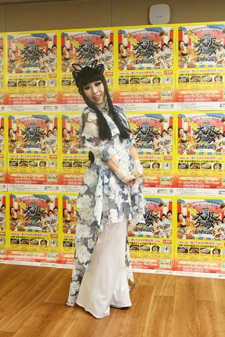 衣装に包まれたプリンセス天功(5/20・大阪市内)