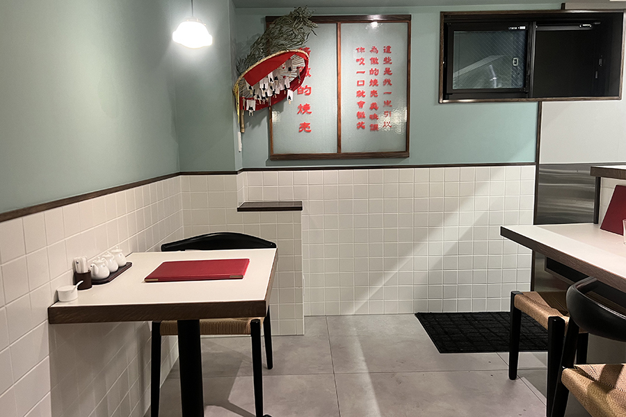水色と白を基調に赤を効かせたスタイリッシュな店内
