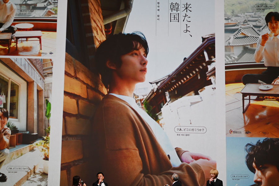 万博会場で「韓国観光名誉広報大使」としてのポスターが初公開された