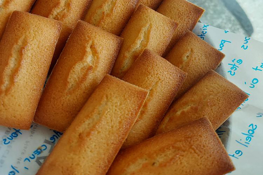 香ばしいバターの風味がふわりと広がる「フィナンシェ」180円
