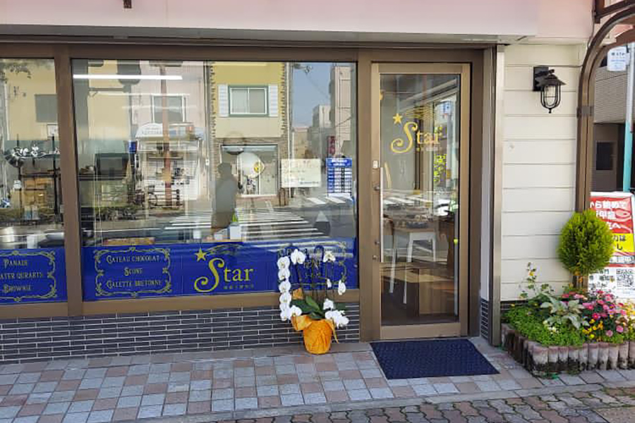 ガラス張りの店は、入りやすい雰囲気