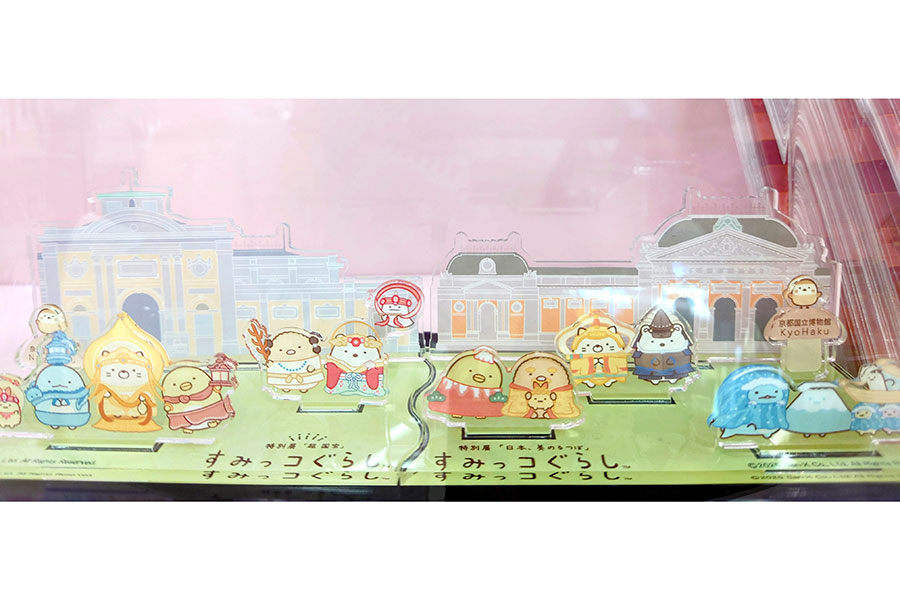 すみっコぐらし限定アクリルスタンド(各2500円)向かって左が奈良博版、右が京博版。それぞれの館を訪れないと購入できないので注意